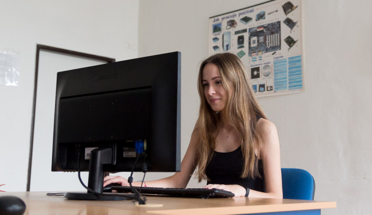 Studovat na olomoucké Polygrafce je jako stát jednou nohou přímo v profesním životě, říká tamní studentka Klára