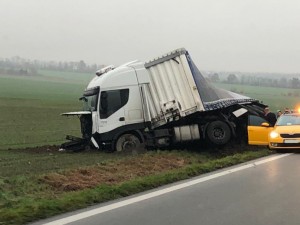 AKTUÁLNĚ: Silnice mezi Olomoucí a Šternberkem je uzavřená. Probíhá přeložení nákladu z havarovaného kamionu