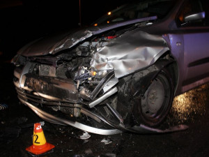 FOTO: Řidiči na Pražské vjel z vedlejší silnice do cesty senior v autě. Nehoda si vyžádala zásah záchranářů