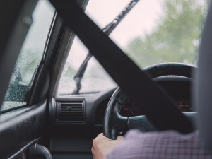 Středeční déšť zkomplikoval jízdu řidičům. Žena v autě srazila mladou dívku