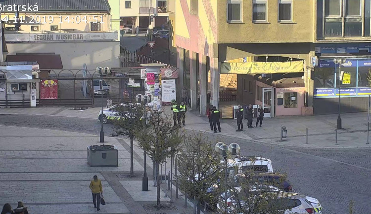 Dva muži po poledni v restauraci v centru házeli židlemi. Jednou z nich trefili servírku do hlavy