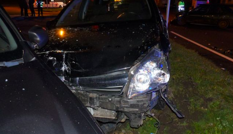 Řidič nedal přednost a zavinil nehodu, při které byla poškozena hned čtyři vozidla