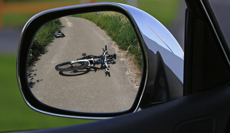 Cyklistu po srážce s autem převezli do nemocnice