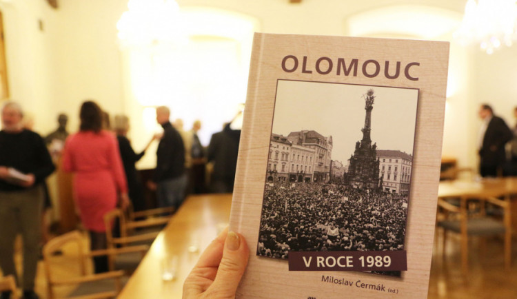 Regionální události z přelomové doby zachycuje nová kniha Olomouc 1989