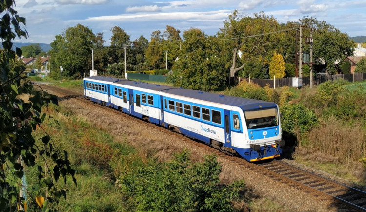 AKTUÁLNĚ: U Olomouce srazil vlak člověka. Nehoda zastavila provoz na Prahu