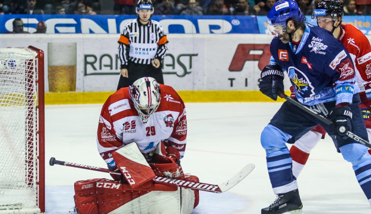 FOTOGALERIE: Vyprodaná plecharéna v Olomouci sledovala prohru Kohoutů s Jágrovým Kladnem