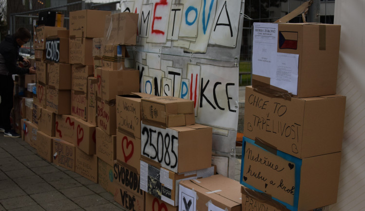 FOTO: Protestní zeď z krabic se po třiceti letech opět staví v Olomouci