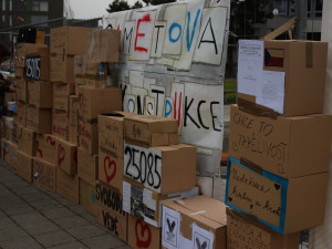 FOTO: Protestní zeď z krabic se po třiceti letech opět staví v Olomouci