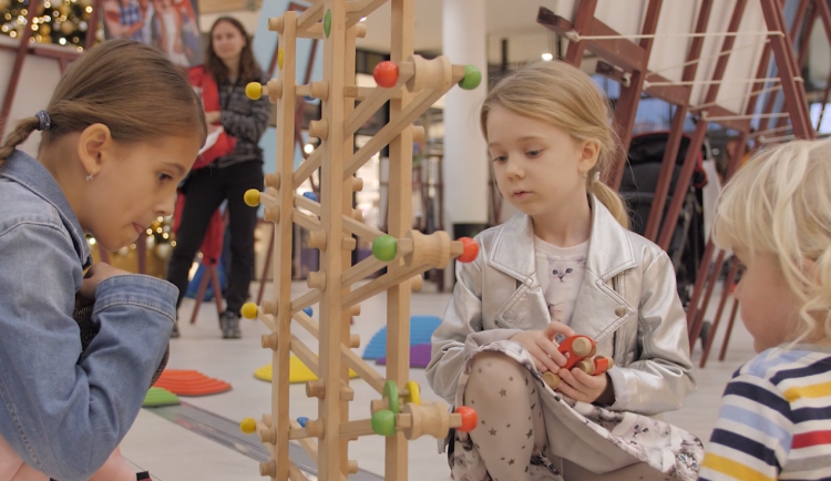 VIDEO: Podpořte koupí adventního kalendáře či knížkou ranou péči