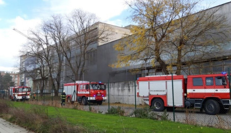 Kvůli požáru bylo dnes evakuováno čtyřicet lidí z průmyslové haly