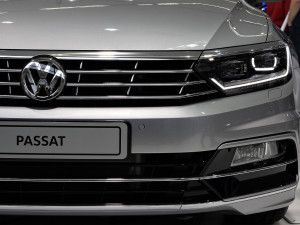 Zloděj vykradl v Mozartově ulici během deseti minut Passat a Superb