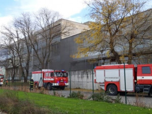 Kvůli požáru bylo dnes evakuováno čtyřicet lidí z průmyslové haly