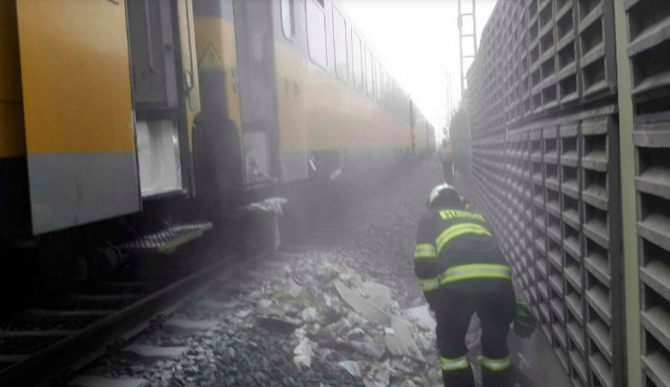AKTUÁLNĚ: Ve vlaku, kterým cestovalo téměř 200 lidí, hořelo. Čekají na náhradní spoj
