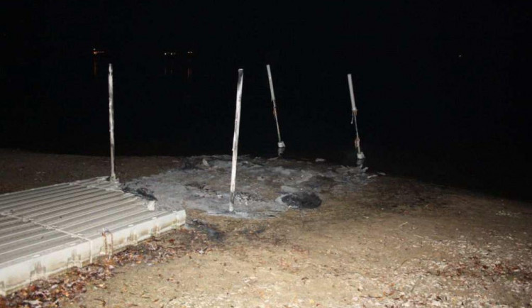 Neznámý pachatel způsobil požár na plastovém mole, škoda byla vyčíslena na bezmála 200 tisíc