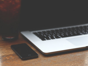 Žena si zapomněla dva notebooky v tašce na ulici. Nepoctivému nálezci hrozí rok ve vězení