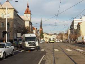 Řidič dodávky srazil ženu na přechodu u Drápala. Policie hledá svědky