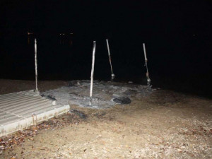 Neznámý pachatel způsobil požár na plastovém mole, škoda byla vyčíslena na bezmála 200 tisíc