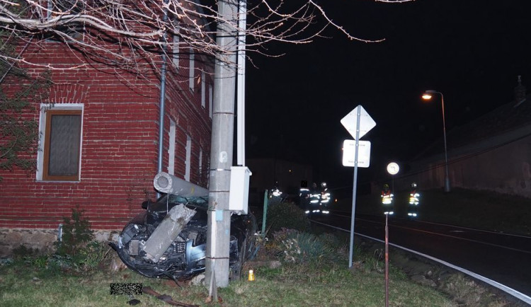 Řidič nezvládl v Topolanech zatáčku a s autem narazil do dvou betonových sloupů. Při nehodě se zranil