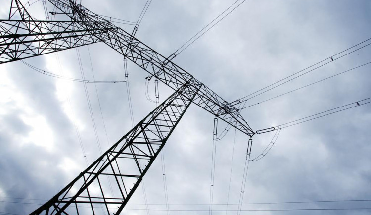 Muž rok kradl elektřinu, připojil si vlastní kabel před rozvodové hodiny