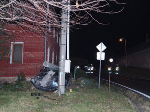 Řidič nezvládl v Topolanech zatáčku a s autem narazil do dvou betonových sloupů. Při nehodě se zranil