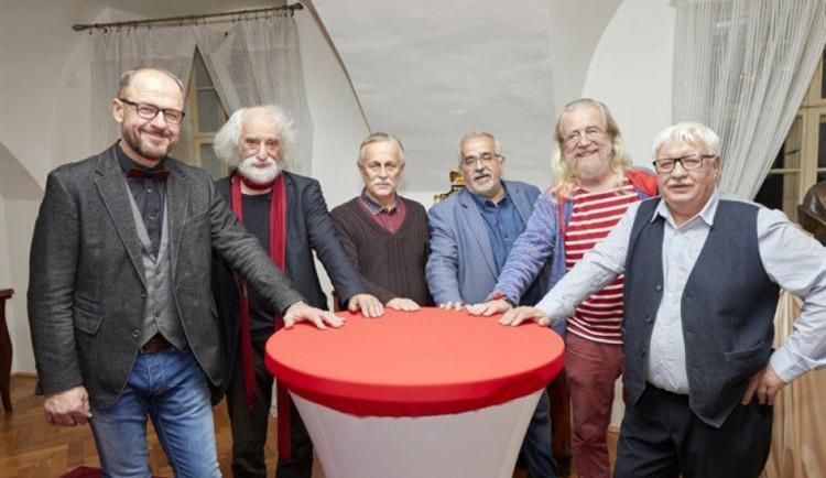 Lidé přišli oslavit dny sametové revoluce do Vlastivědného muzea. Ke třicátému výročí uspořádalo slavnostní koncert