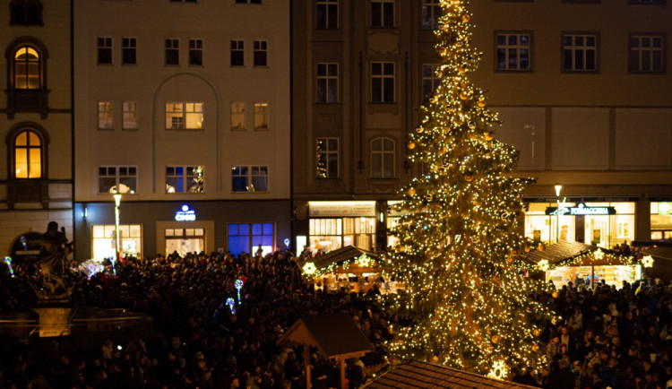 FOTO/VIDEO: Vánoční strom na Horním náměstí se letos podařilo rozsvítit až napotřetí. Někdo ho vytáhl ze zásuvky