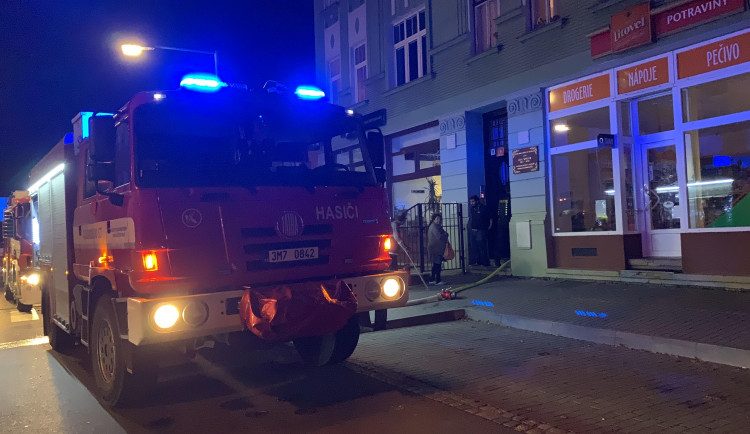 AKTUÁLNĚ: V Tomkově ulici v Hejčíně hoří byt