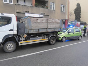 Seniorka nedodržela bezpečnou vzdálenost. Narazila do nákladního auta a zranila se