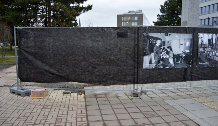 Z plotu u právnické fakulty zmizely čtyři fotografie Jindřicha Štreita. Vraťte je, vyzývá fakulta