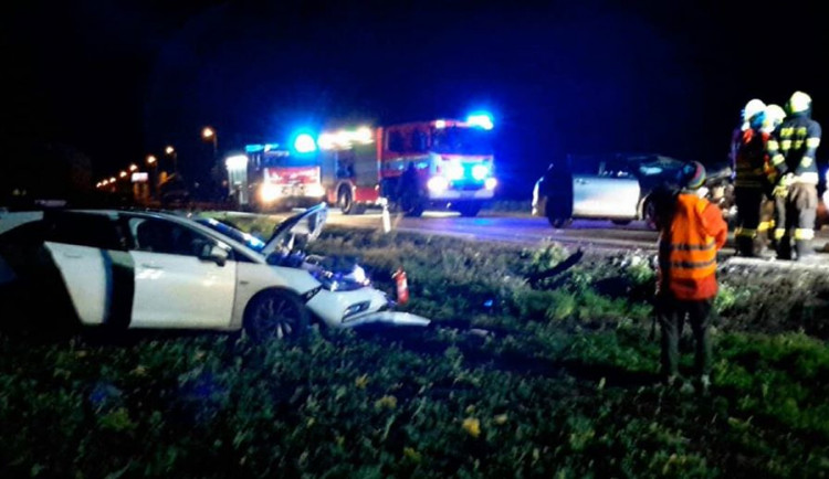 Vážná nehoda tří osobáků a jednoho nákladního vozidla si vyžádala tři zraněné osoby