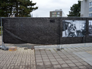 Z plotu u právnické fakulty zmizely čtyři fotografie Jindřicha Štreita. Vraťte je, vyzývá fakulta