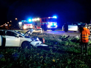 Vážná nehoda tří osobáků a jednoho nákladního vozidla si vyžádala tři zraněné osoby