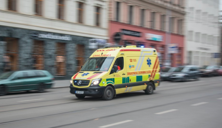 Mladý řidič se při předjíždění vozu před ním čelně střetl se sanitkou převážející pacienta