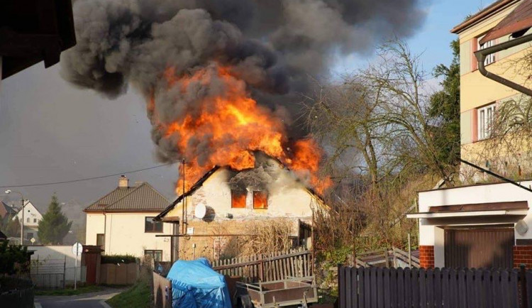 Mohutný požár rodinného domu zaměstnal v neděli odpoledne tři jednotky hasičů