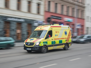 Mladý řidič se při předjíždění vozu před ním čelně střetl se sanitkou převážející pacienta