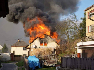 Mohutný požár rodinného domu zaměstnal v neděli odpoledne tři jednotky hasičů
