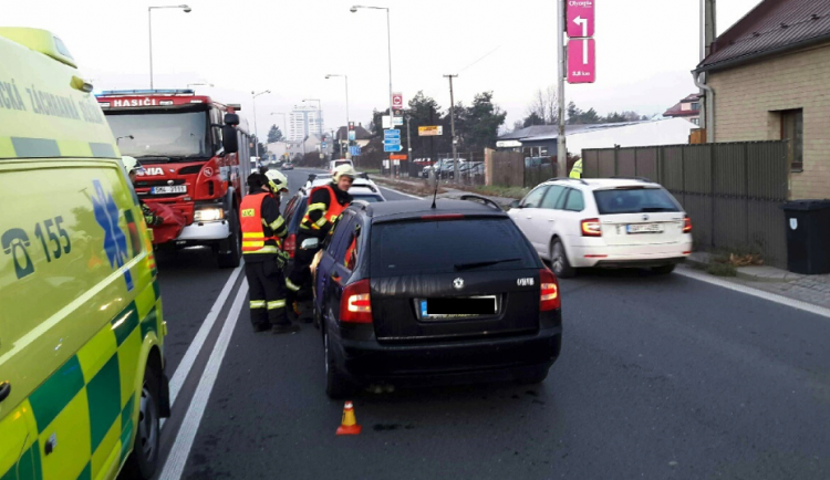 Provoz na Lipenské dnes ráno zkomplikovala nehoda tří osobních aut