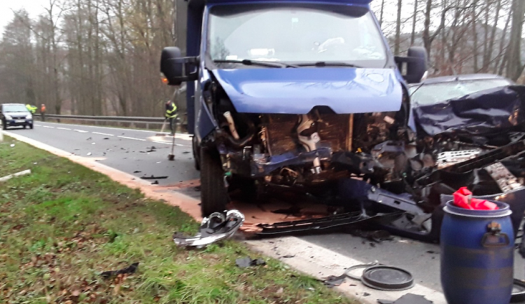 AKTUALIZOVÁNO: Po čelní srážce osobáku a dodávky je silnice již zprovozněna