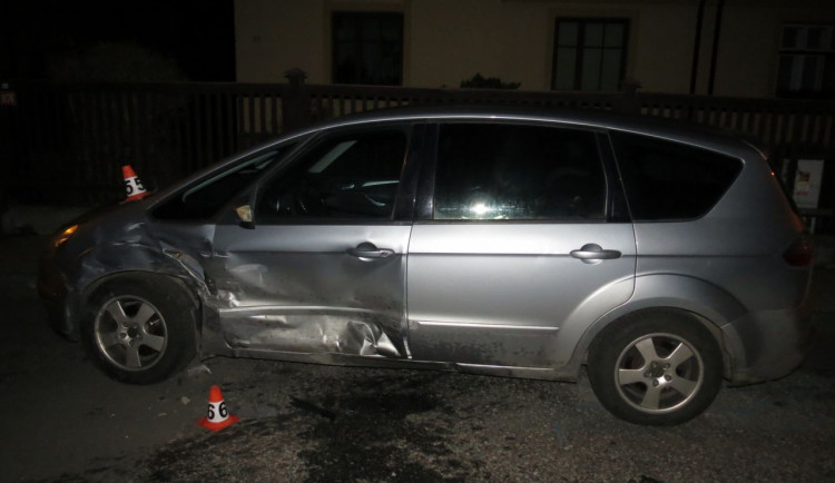 Policie hledá řidiče, který se svým autem vyjel ze silnice a narazil do oplocení a dvou zaparkovaných aut