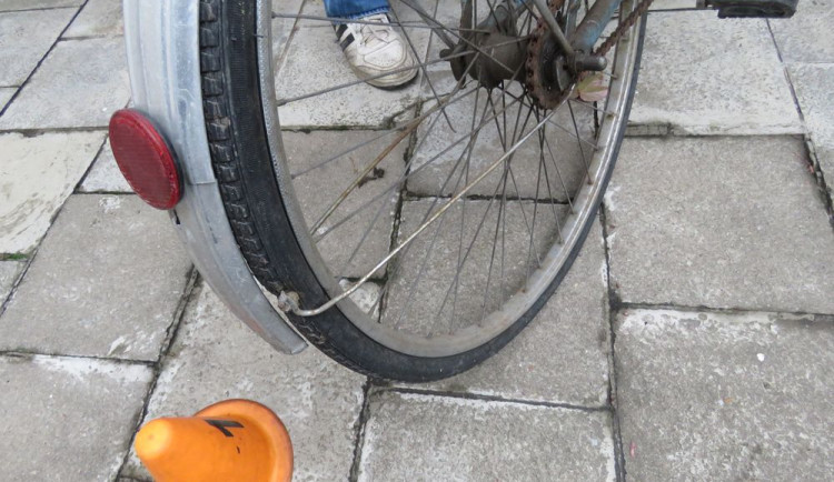 Řidič v autě srazil seniorku na kole. Pak ji okřikl, aby dávala pozor a z místa nehody ujel