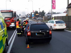 Provoz na Lipenské dnes ráno zkomplikovala nehoda tří osobních aut