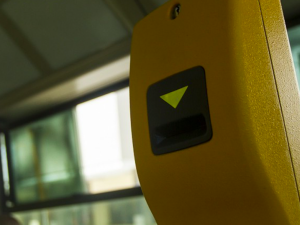 Opilý hrdina se na náměstí Hrdinů navážel do revizorů, teď má na krku přestupek