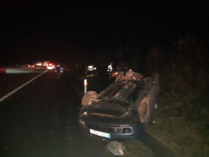 Policejní eskorta se po cestě pro podezřelého podílela na záchranné akci na D1