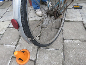 Řidič v autě srazil seniorku na kole. Pak ji okřikl, aby dávala pozor a z místa nehody ujel