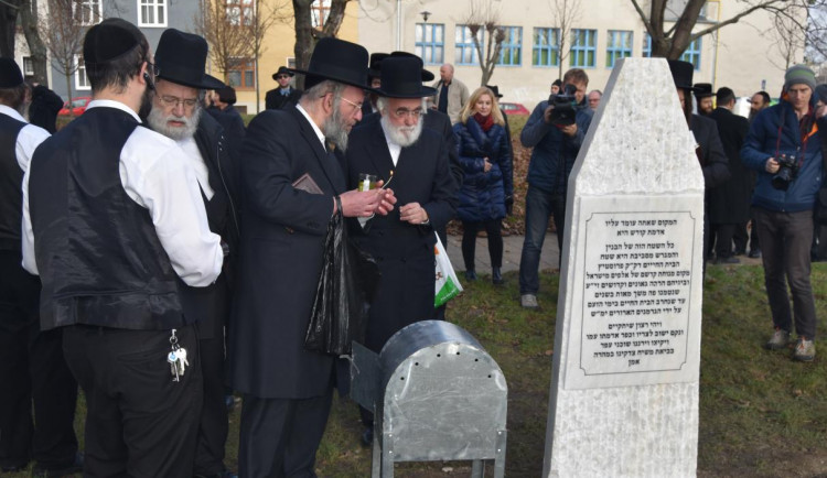 Rabína Horowitze i hřbitov v Prostějově připomíná bílý náhrobek