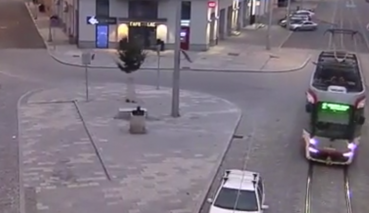 Olomoucká tramvaj, které před časem selhaly u Paláce brzdy, je opět v provozu