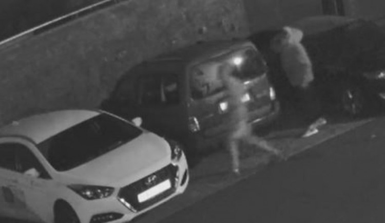 VIDEO: Policie pátrá po vandalovi, který v Olomouci poničil devět aut za jednu noc