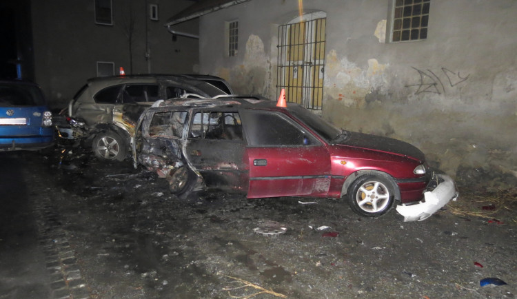 FOTO: Při nehodě začala hořet tři auta. Za nehodu nejspíš může opilý osmnáctiletý mladík