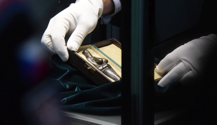 FOTO/VIDEO: Věstonická venuše je v Olomouci. Na její cestu do muzea dohlíželi policisté