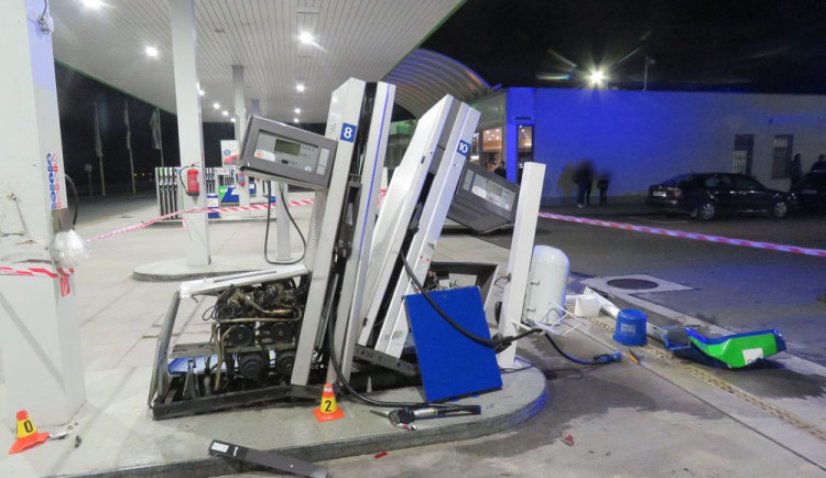 FOTO: Řidič kamionu zdemoloval část benzinky a způsobil škodu za milion korun